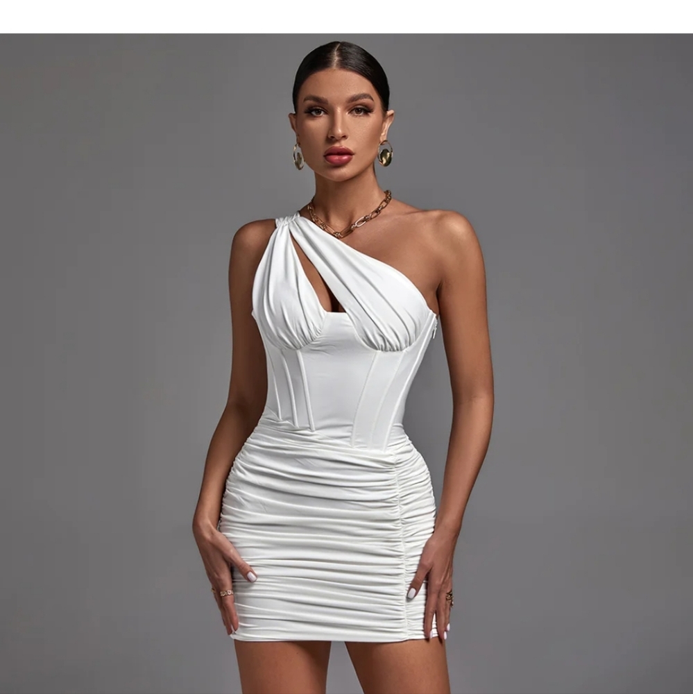 Beautiful dress white dress but too small for me